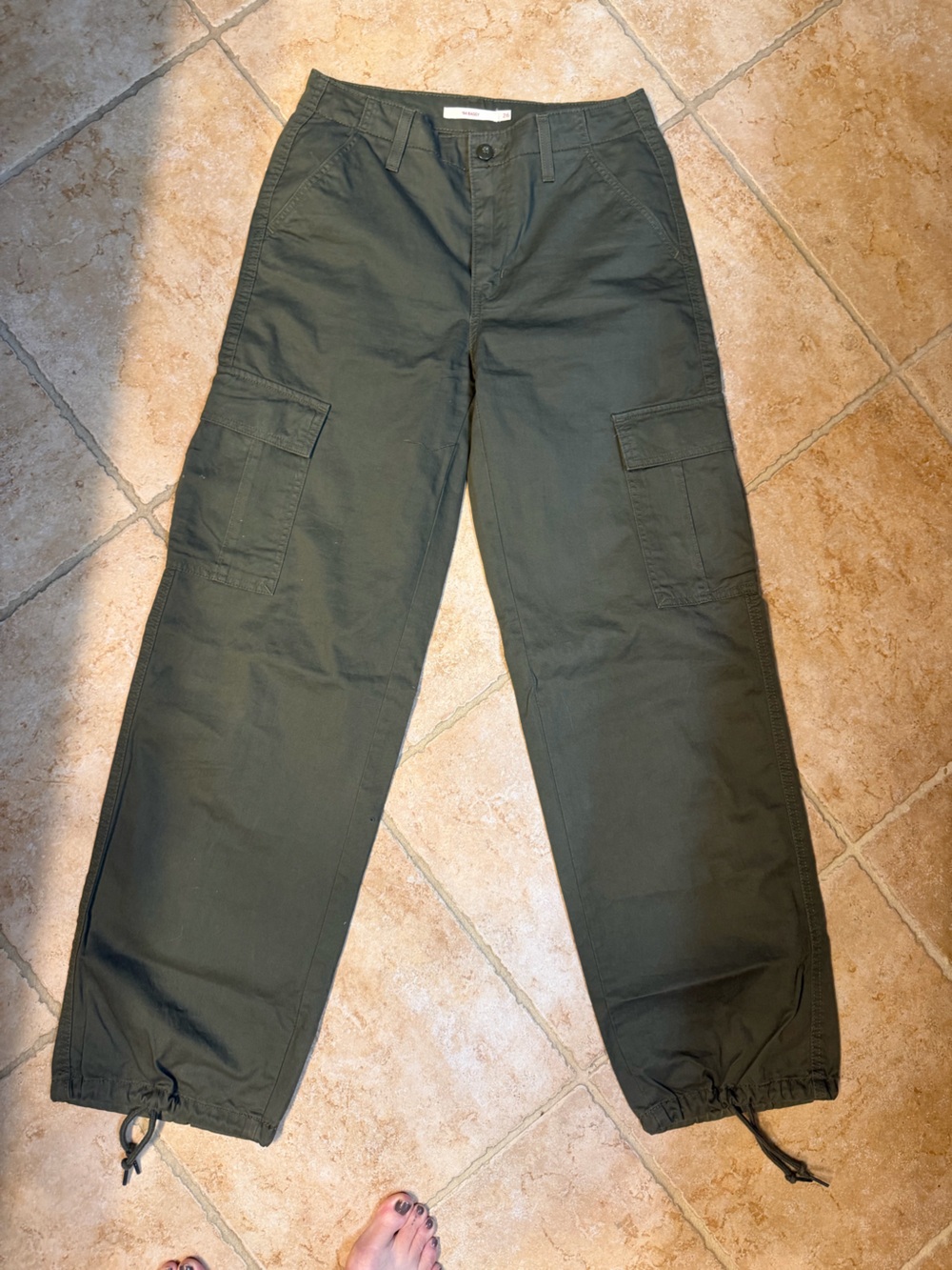 Levi's Women's Dark Olive Cargo Pants 26X32 NWOT
